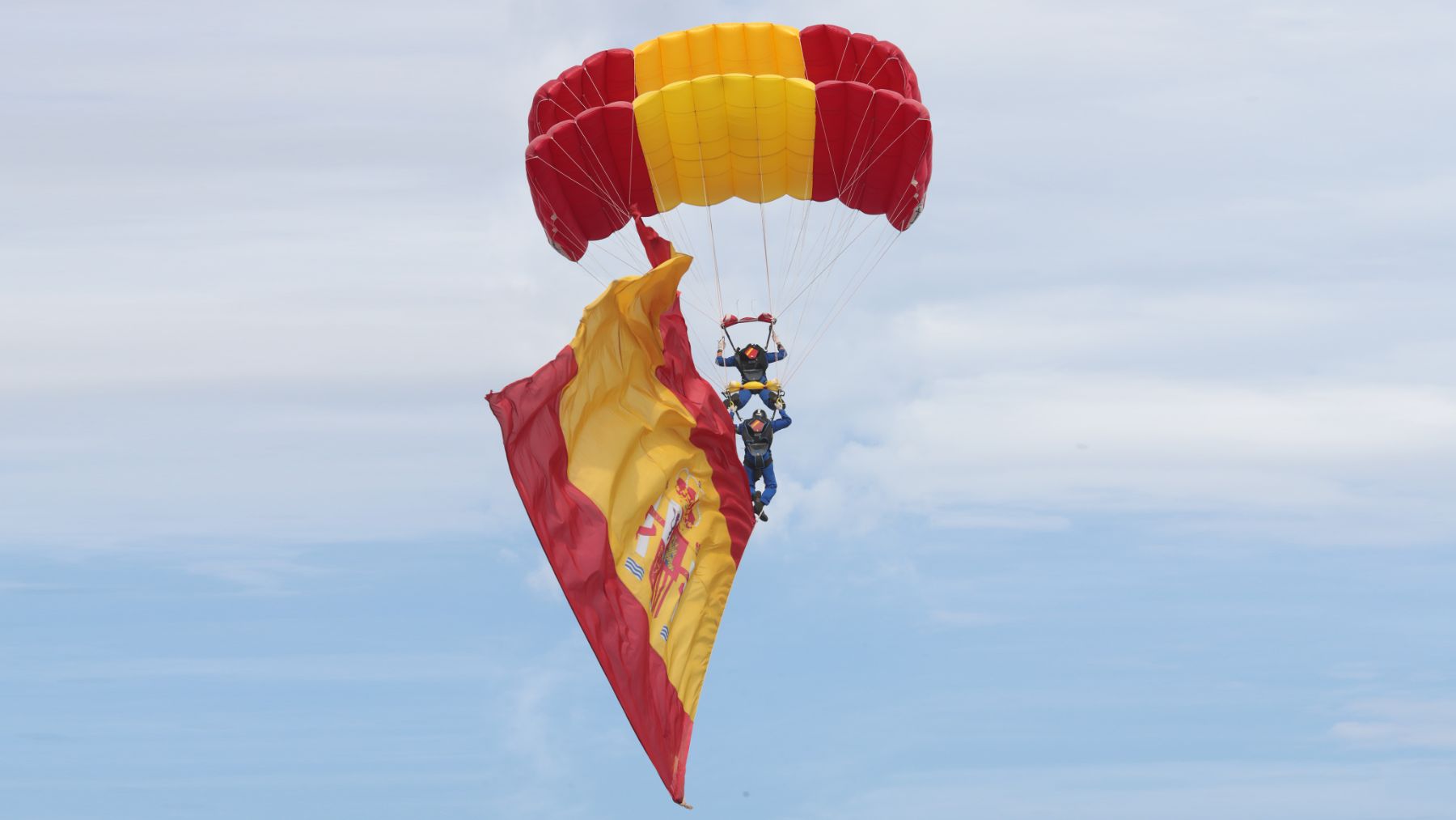 Militares paracaidistas con la bandera española.