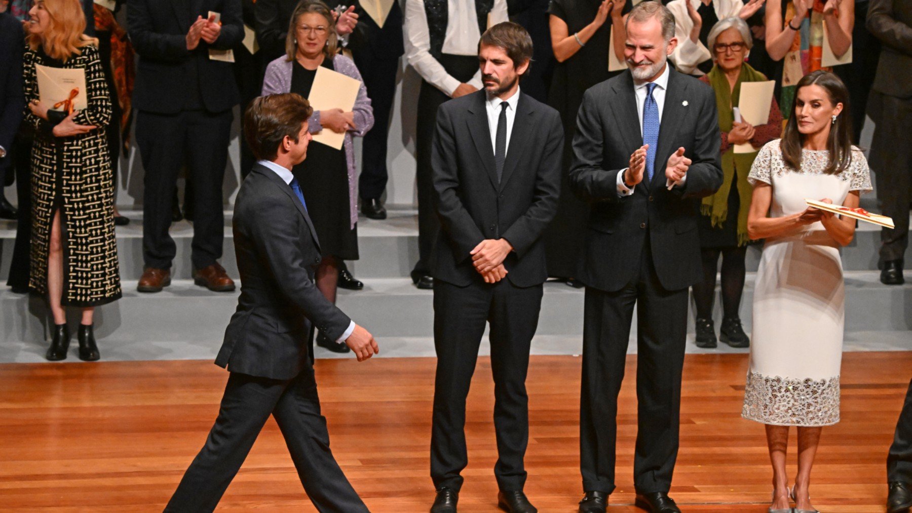 El Juli recibe el premio de manos de los Reyes. (Foto: Ep)