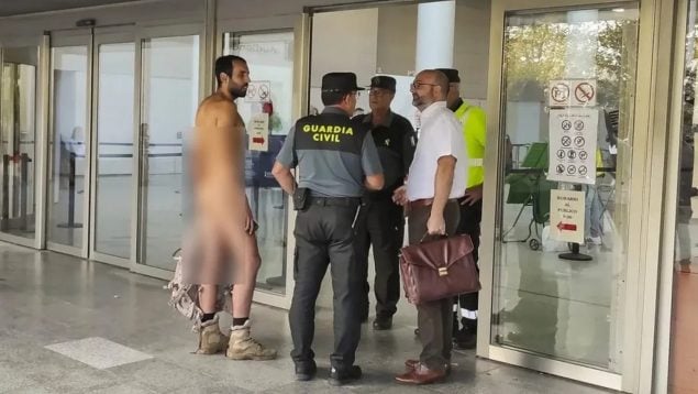 desnudo comisaría