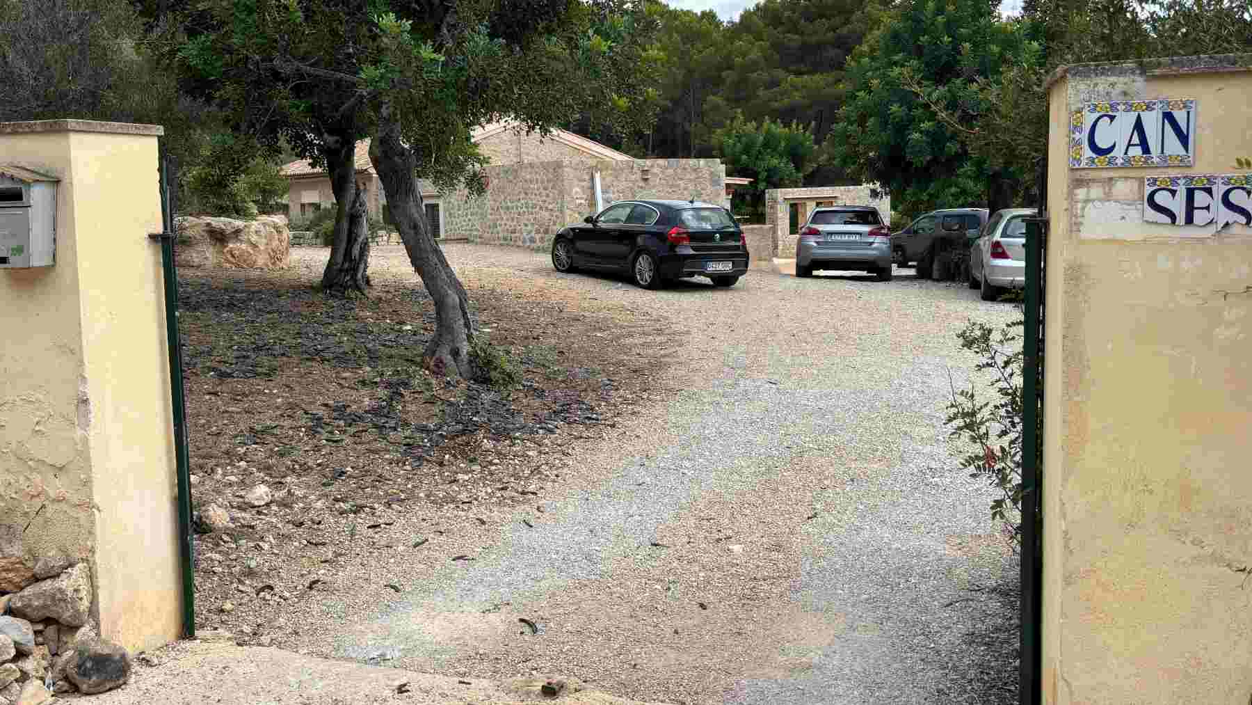 Imagen de la entrada al polémico centro de menas de Esporles.