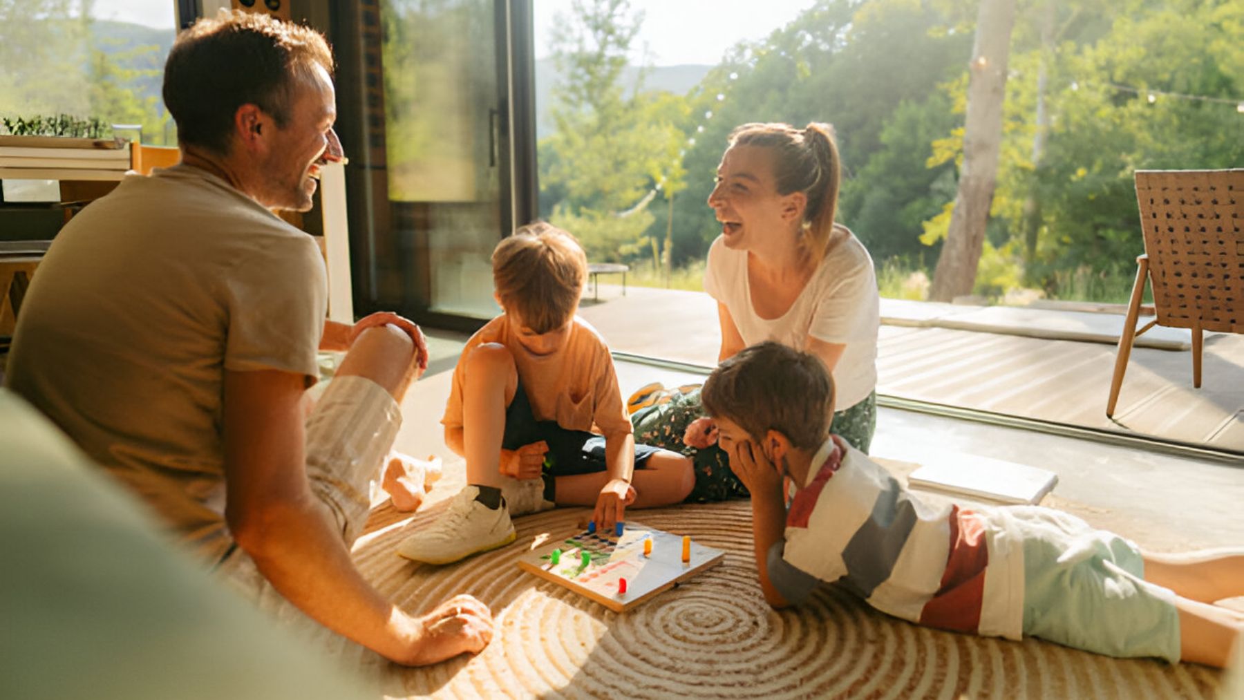 Familia jugando a un juego de mesa.