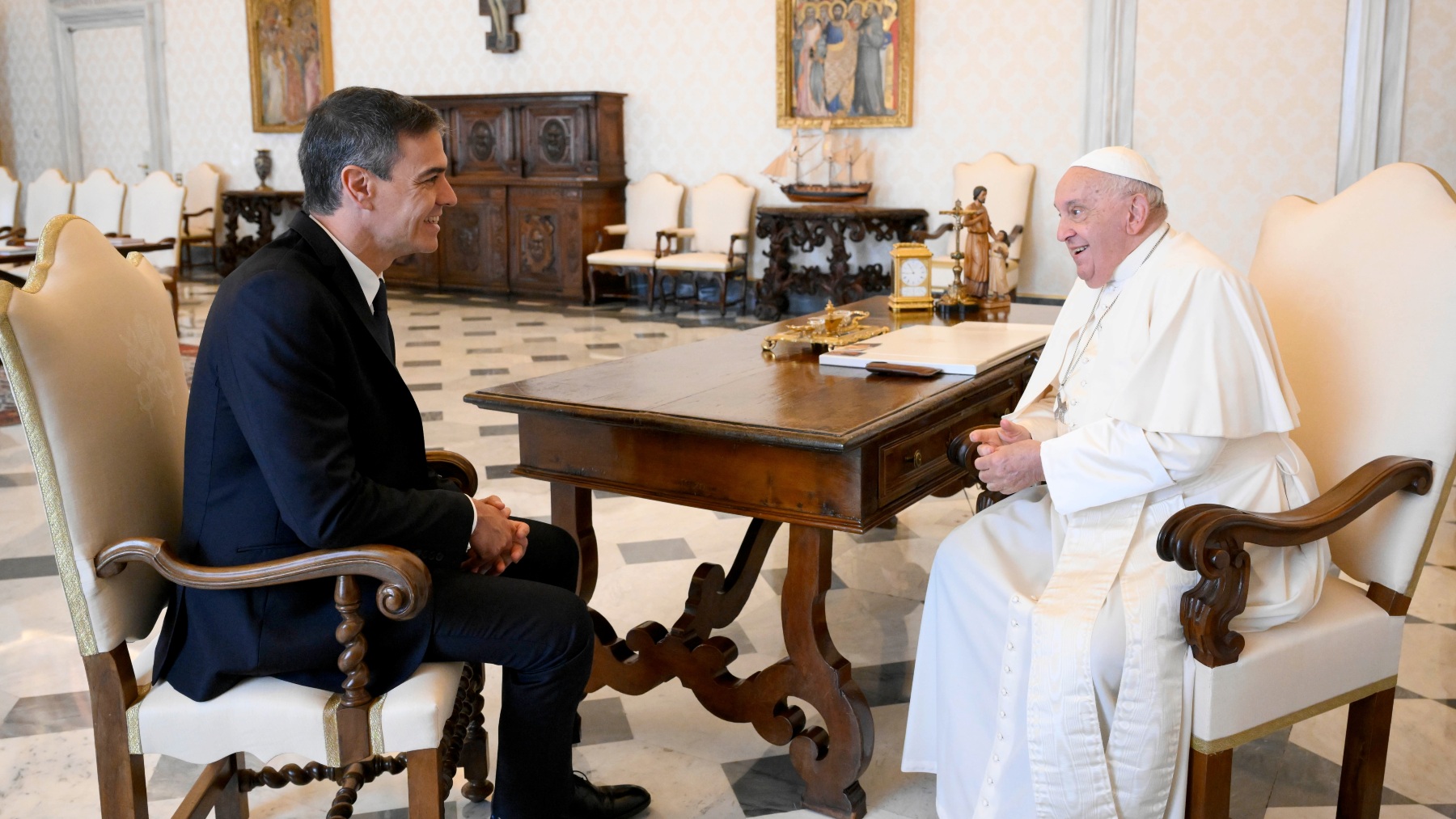 Sánchez se hace la foto con el Papa salpicado por el escándalo de