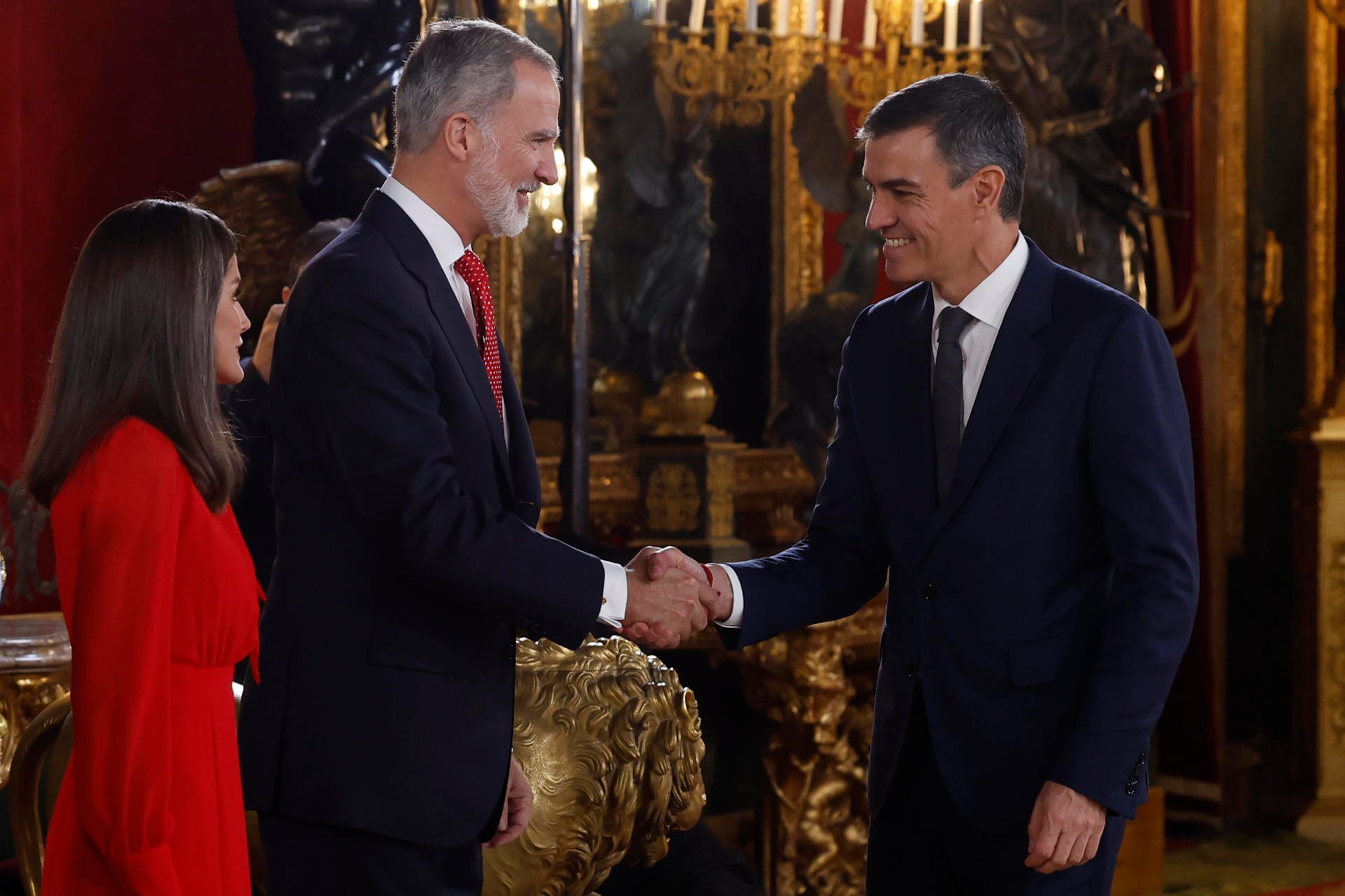 Pedro Sánchez saluda a los Reyes en el Palacio Real.