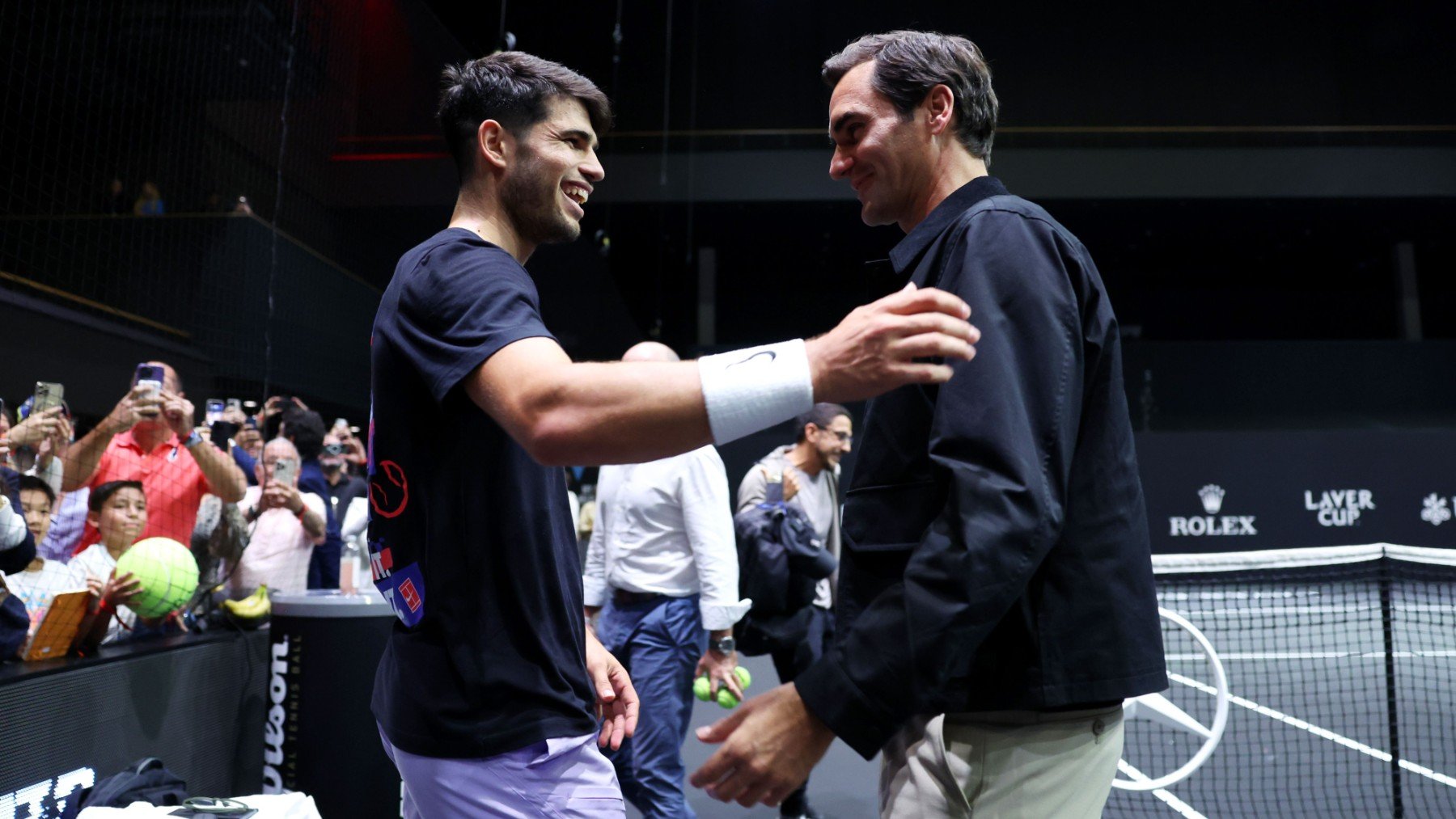 Carlos Alcaraz y Roger Federer se saludan durante la Laver Cup. (Getty)