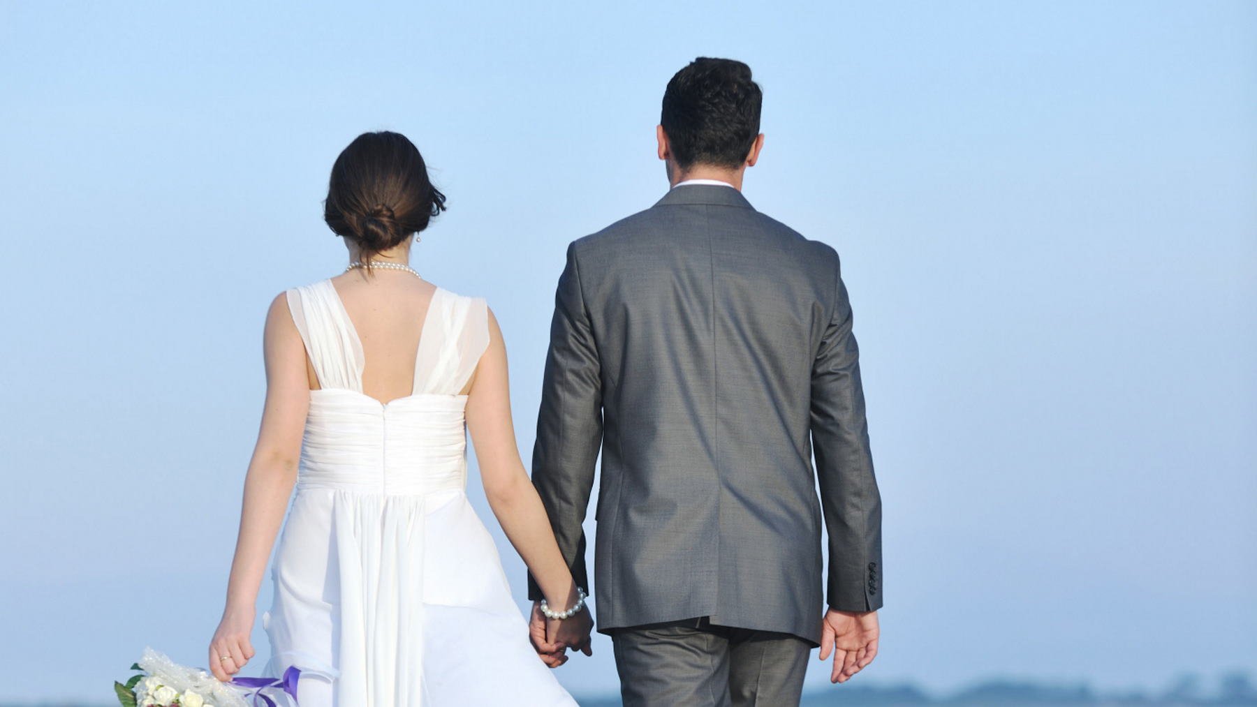 Dos novios después de la boda