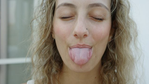 ¿Te puedes tocar la nariz con la punta de la lengua? Podrías tener esta enfermedad