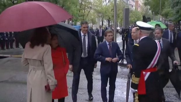 Pedro Sánchez, abrigo, capucha, Día de la Hispanidad, desfile militar, Fiesta Nacional