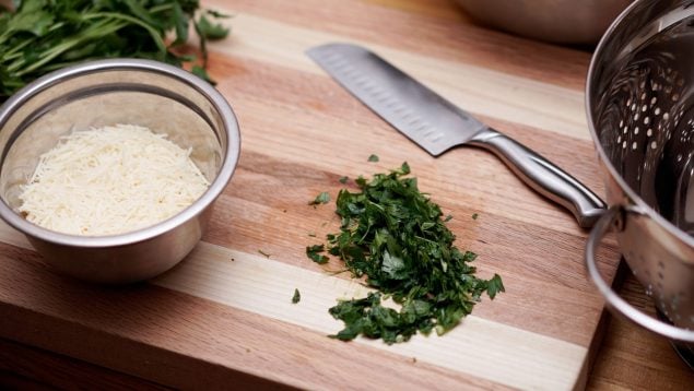 El truco con dos ingredientes para limpiar la tabla de la cocina.