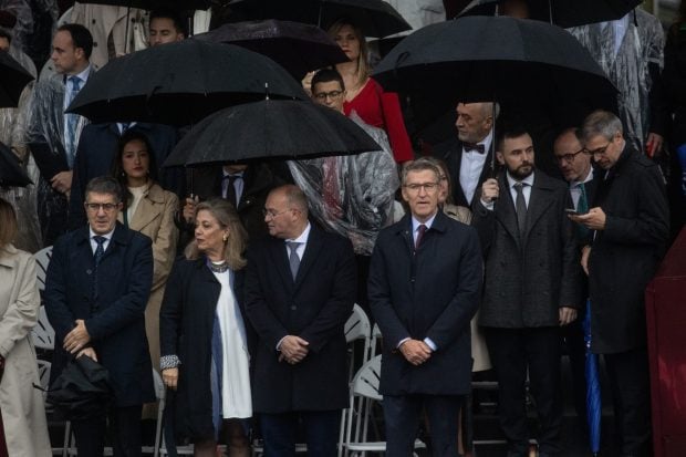 Pedro Sánchez, abrigo, gorro, capucha, lluvia, 12-O, hispanidad