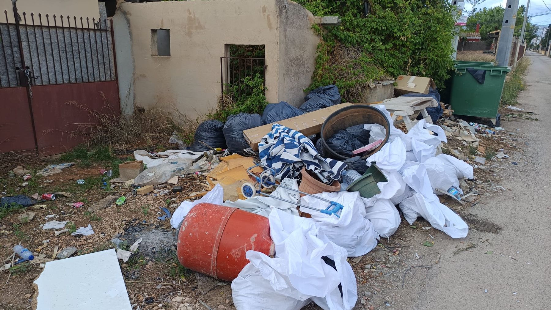 Acumulación de basura junto a los contenedores en una calle del municipio de Marratxí.