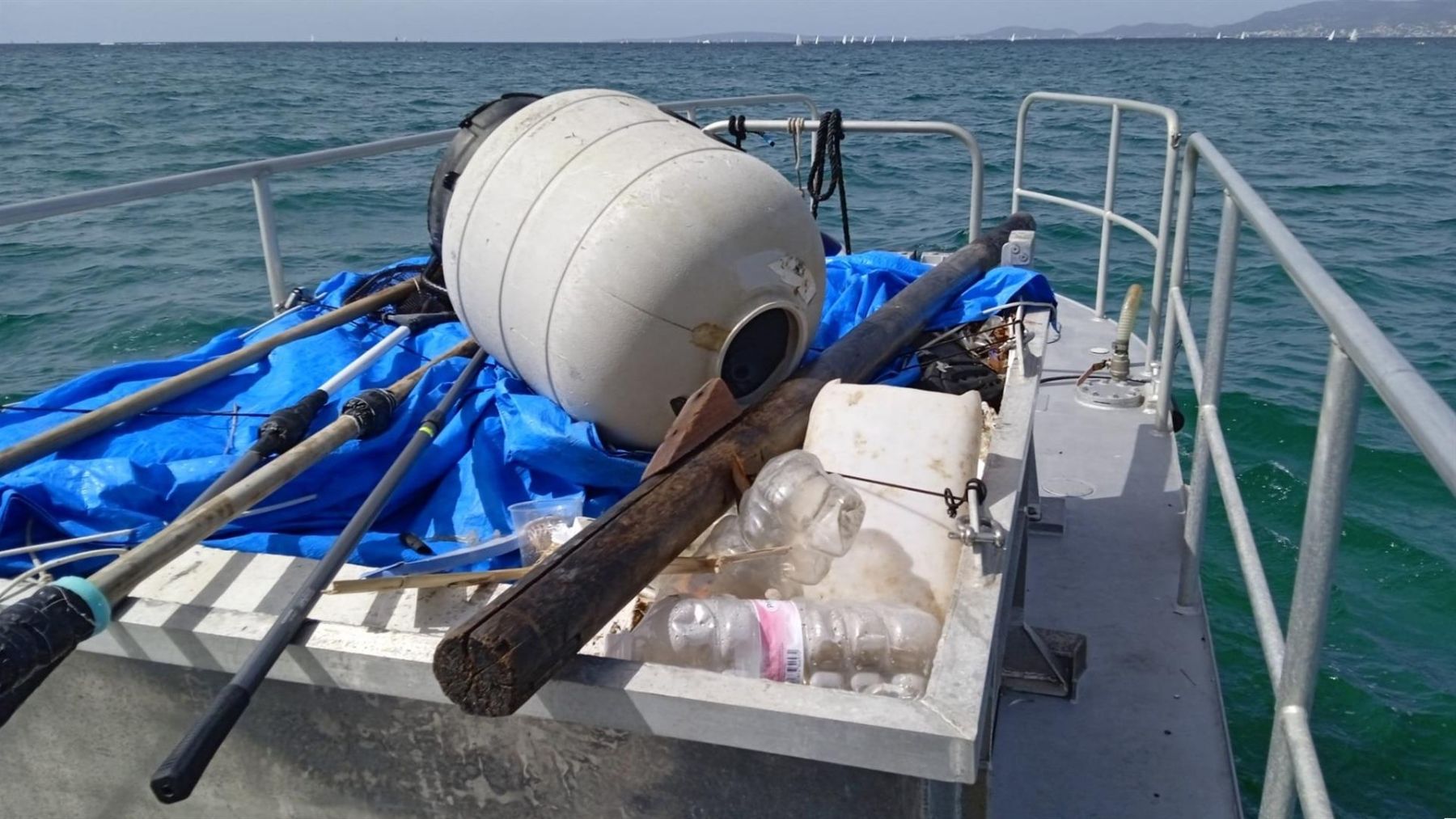 Un barco de limpieza marítima en el mes de septiembre.