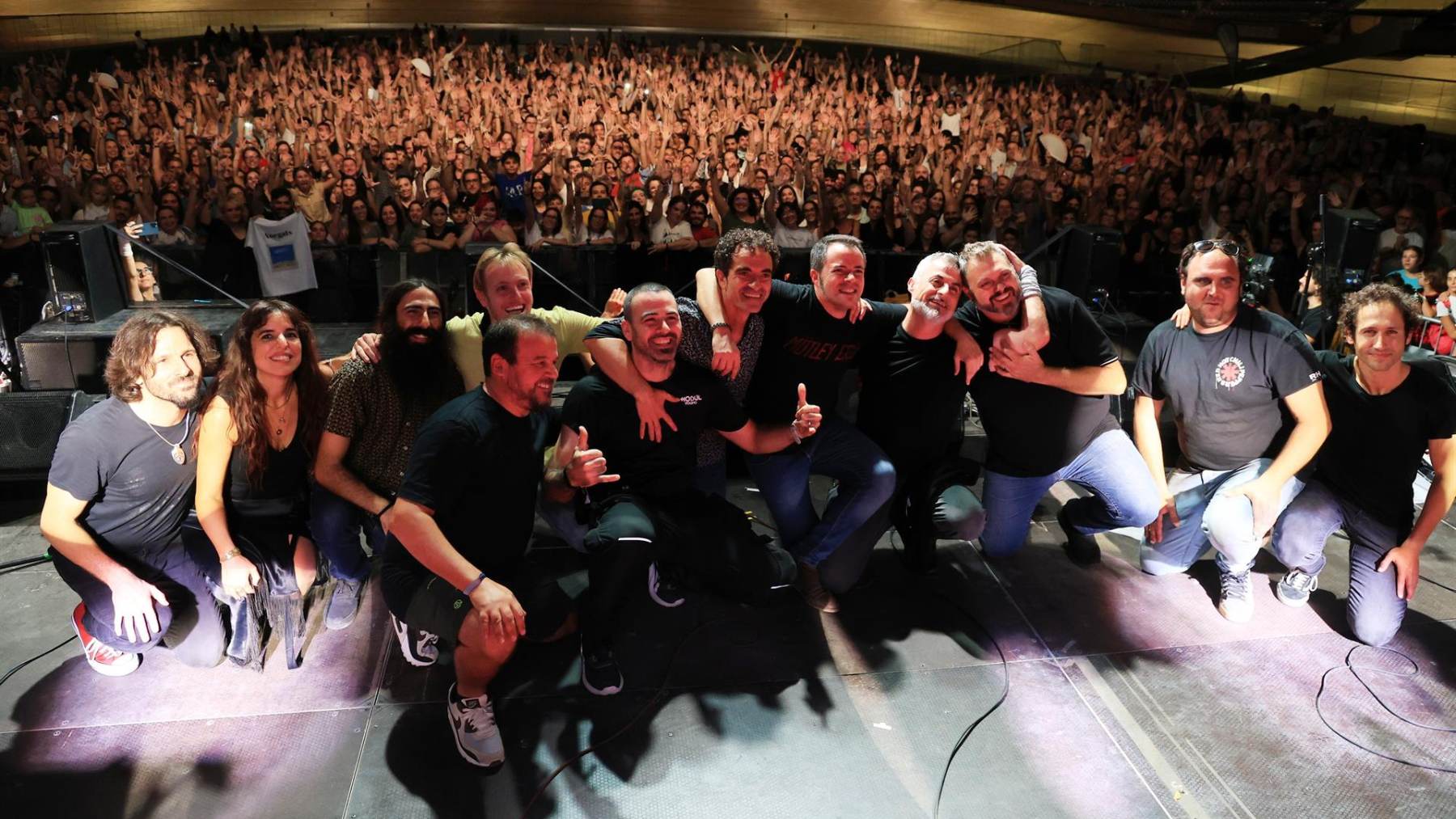 La banda de rock Anegats con su público.