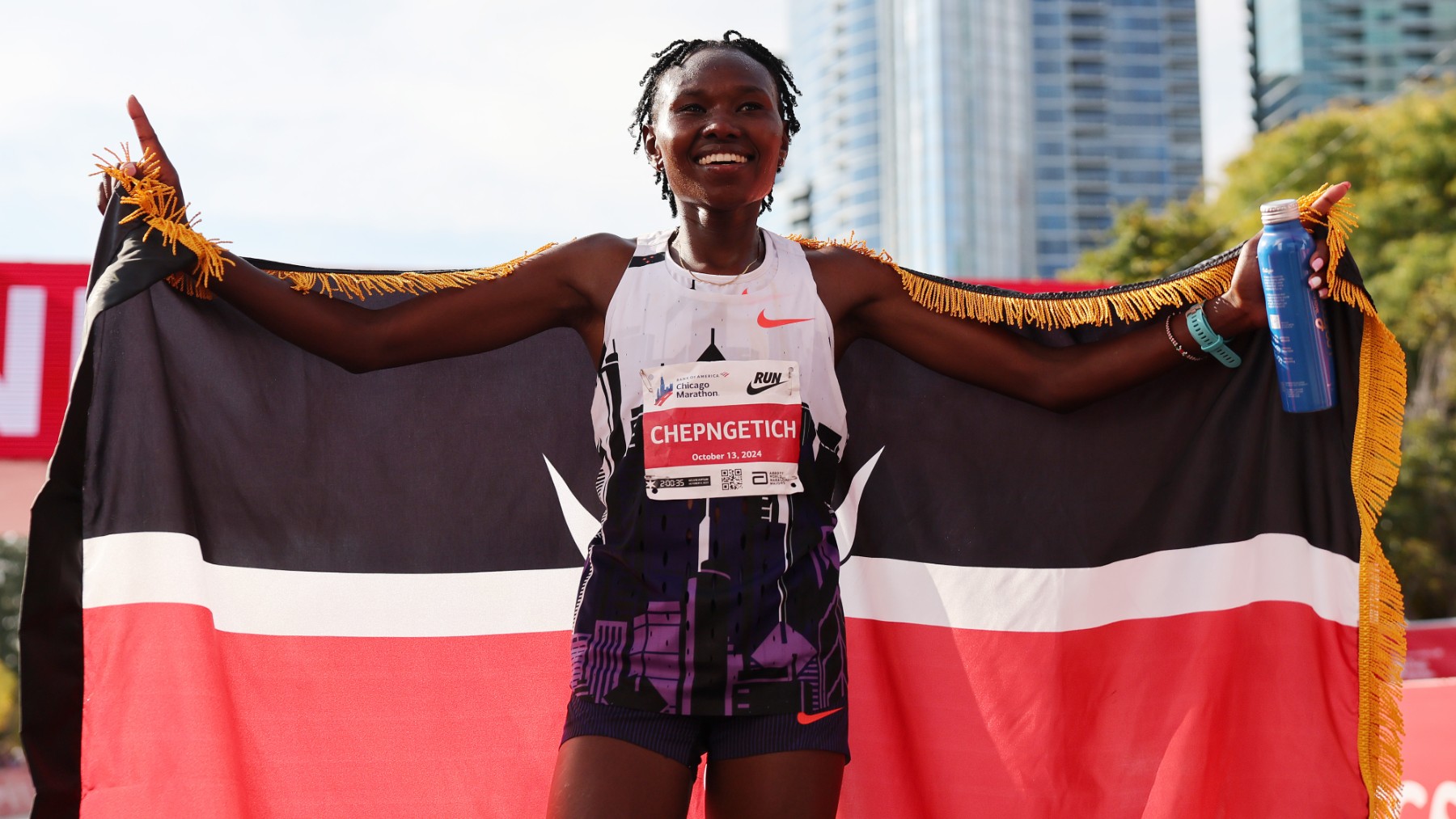 Chepngetich celebra su triunfo en la maratón de Chicago. (Getty)