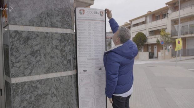 Alberto Chicote se encuentra con una carta que mide más de dos metros (Atresmedia).