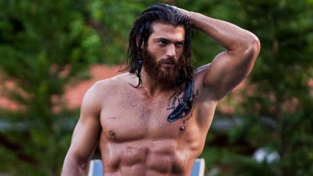 Can Yaman en una de sus ficciones audiovisuales.