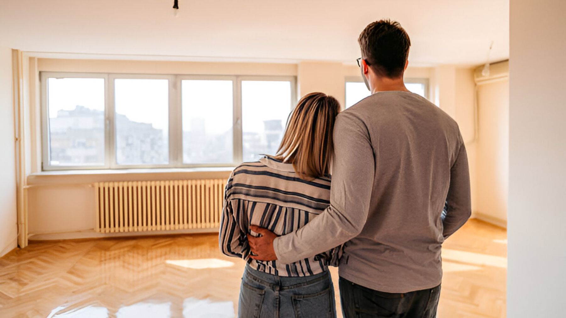 Pareja observa su nuevo hogar.