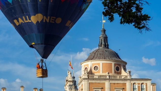 Conocer Aranjuez a bordo de un globo aeroestático, una piragua o un tren histórico del S. XIX