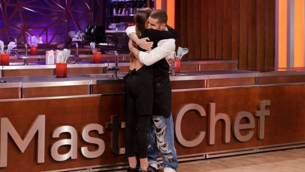 Hiba Abouk y Pelayo Díaz en la expulsión de 'MasterChef Celebrity 9'. (RTVE)