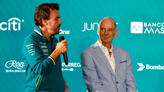 Fernando Alonso y Adrian Newey, durante el acto de presentación del ingeniero con Aston Martin. (Getty)