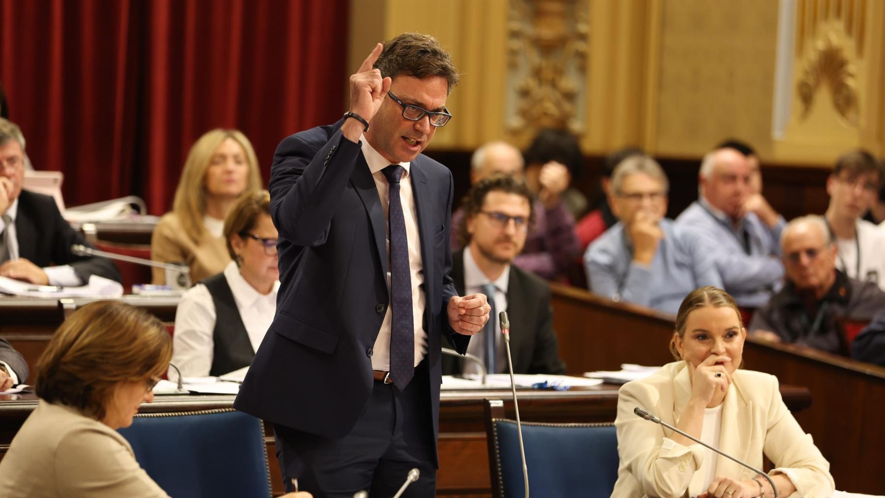 El vicepresidente Antoni Costa junto a Marga Prohens en el Parlament.