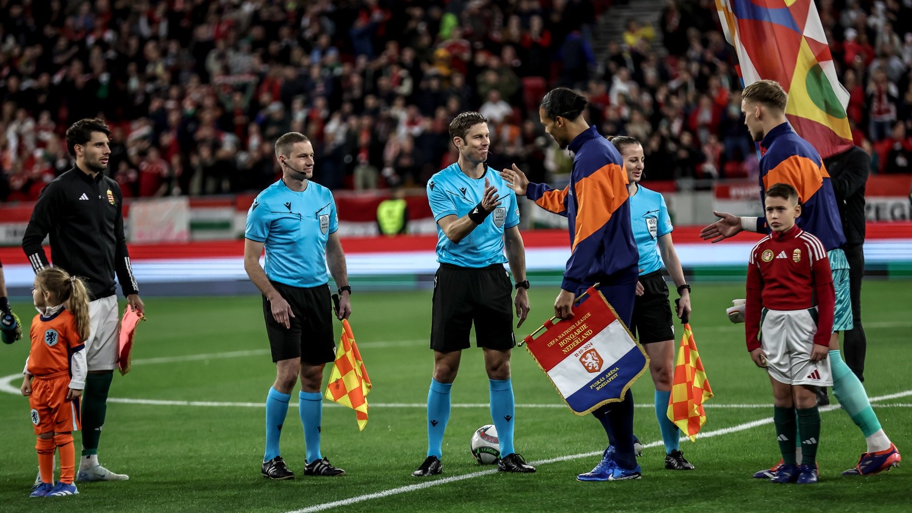 Un equipo arbitral en un partido internacional. (Getty)