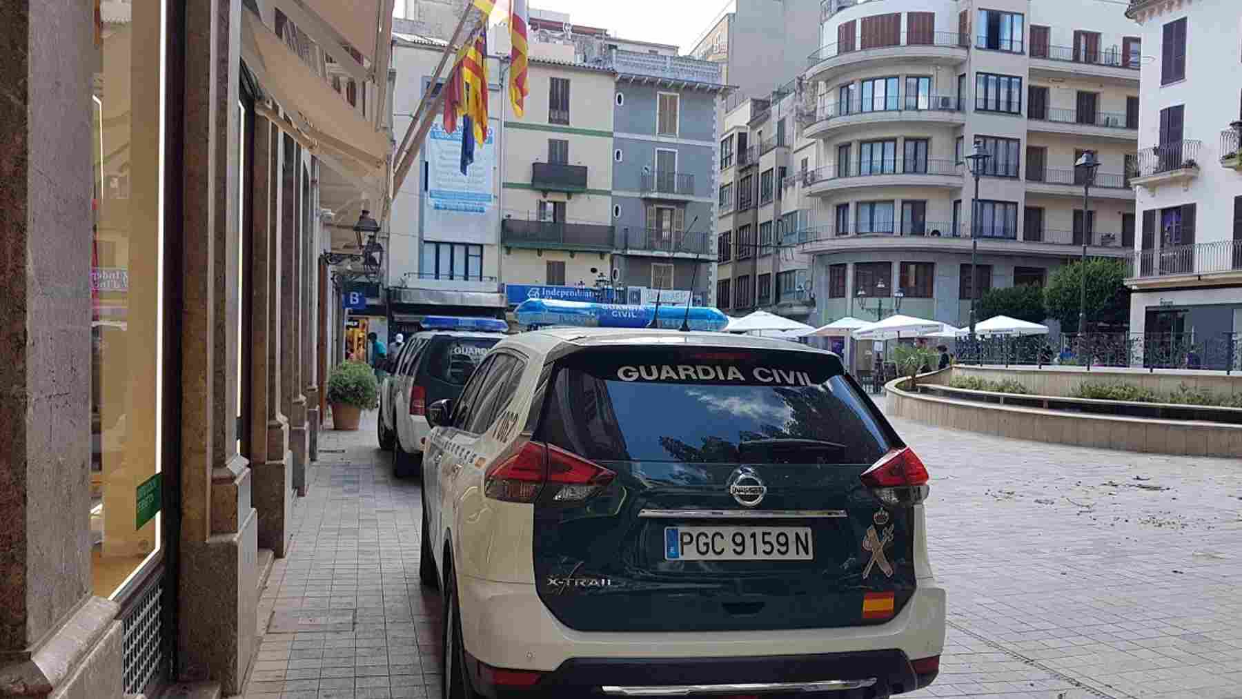 Un vehículo de la Guardia Civil en Inca.