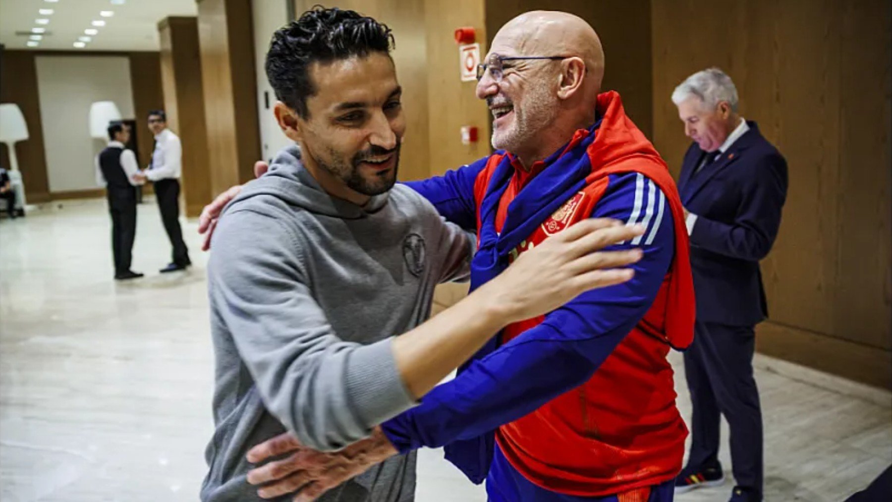 Jesús Navas y Luis de la Fuente tras la visita del futbolista del Sevilla. (RFEF)