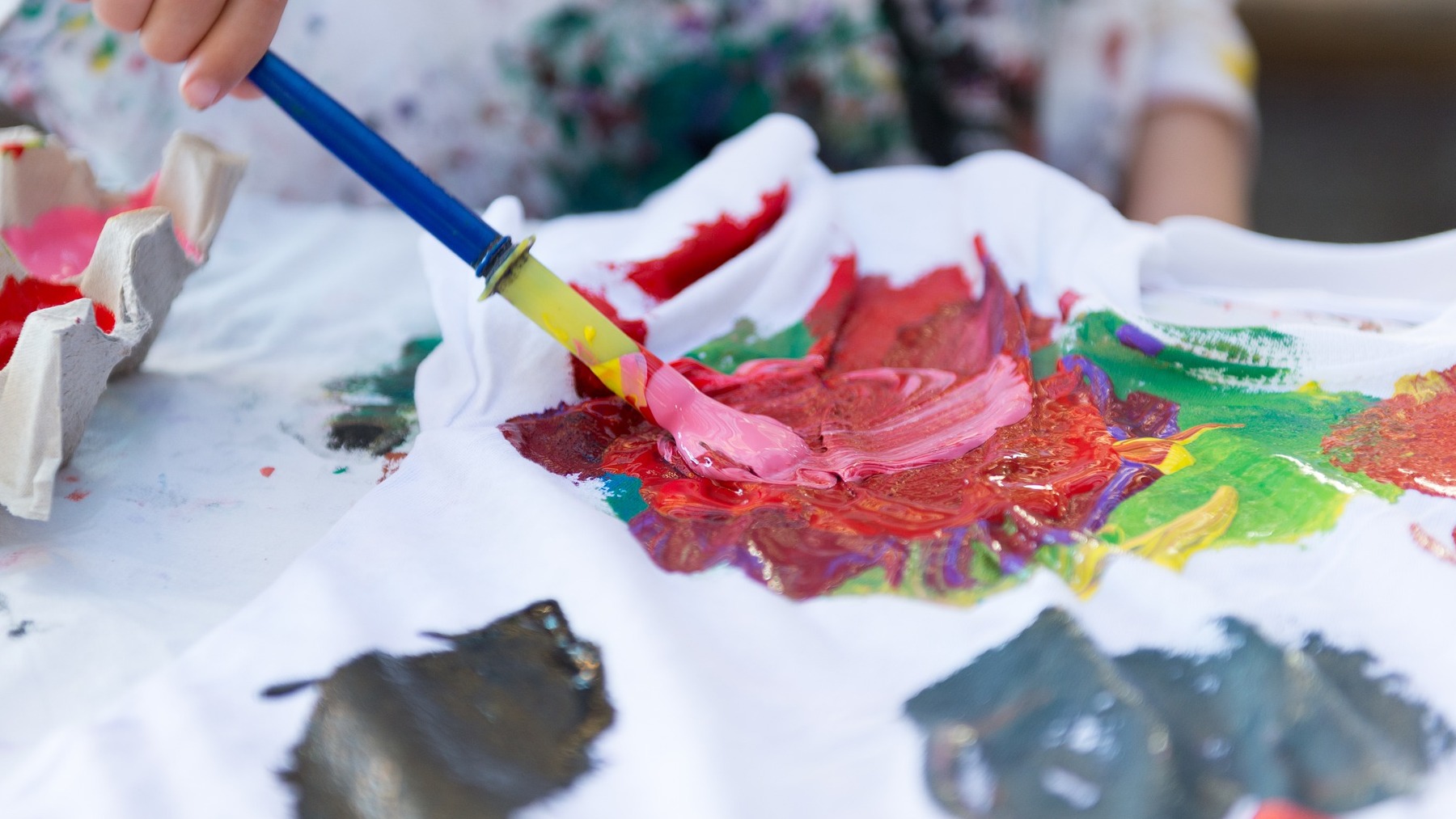 Niño pequeño pintando.