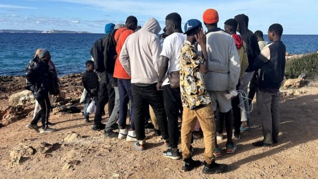 Imagen de los inmigrantes ilegales llegados en patera a Ses Salines, Mallorca, el pasado 12 de octubre.