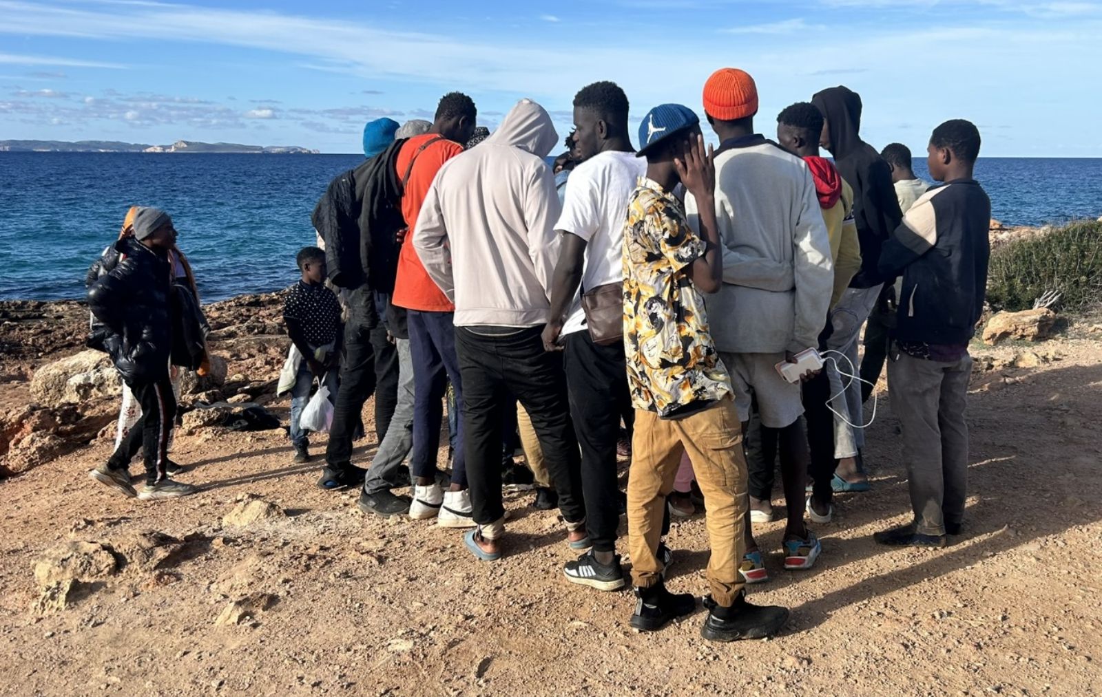 Inmigrantes ilegales llegados en patera a Ses Salines, Mallorca.