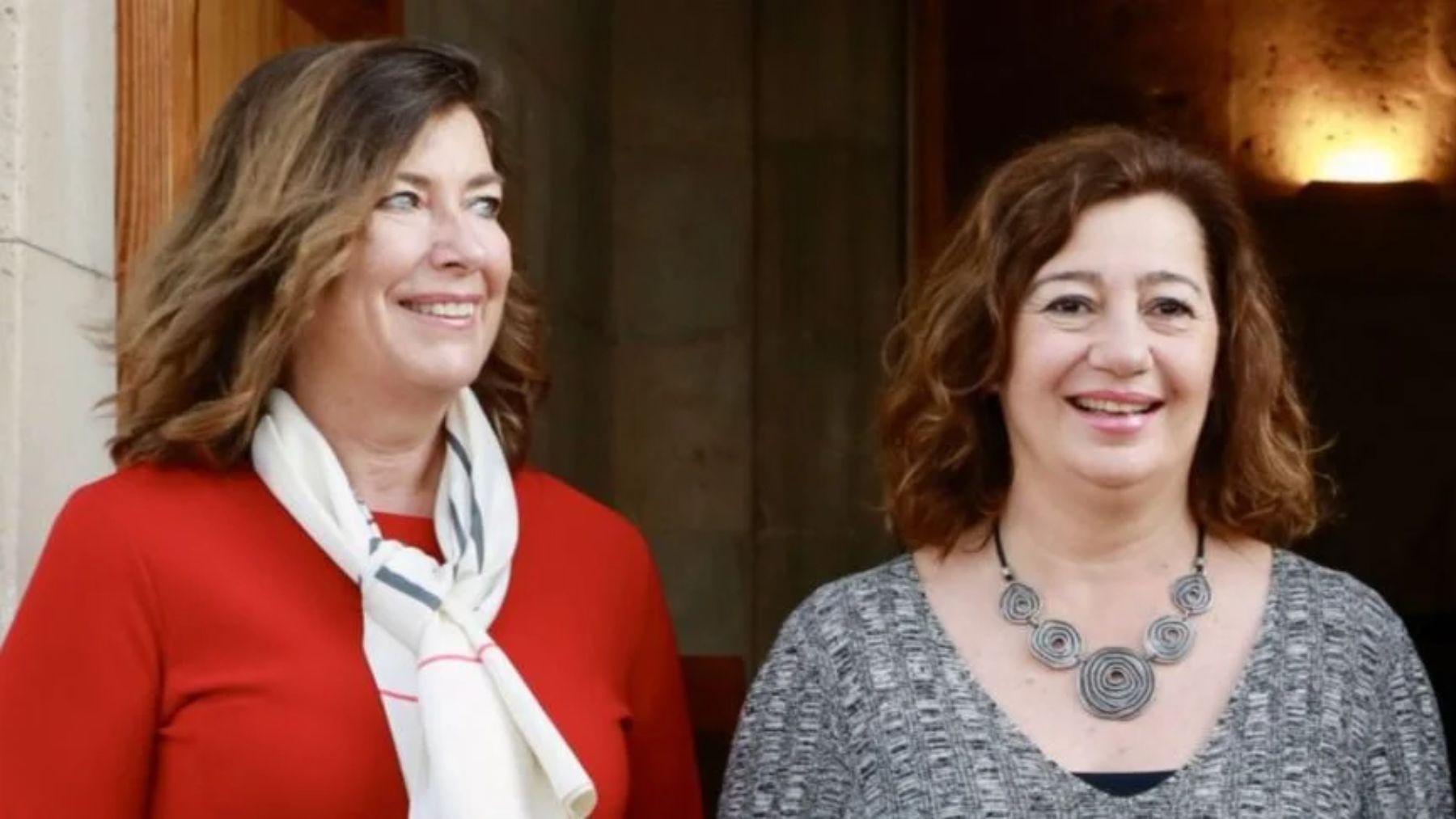 Patricia Gómez junto a Francina Armengol.