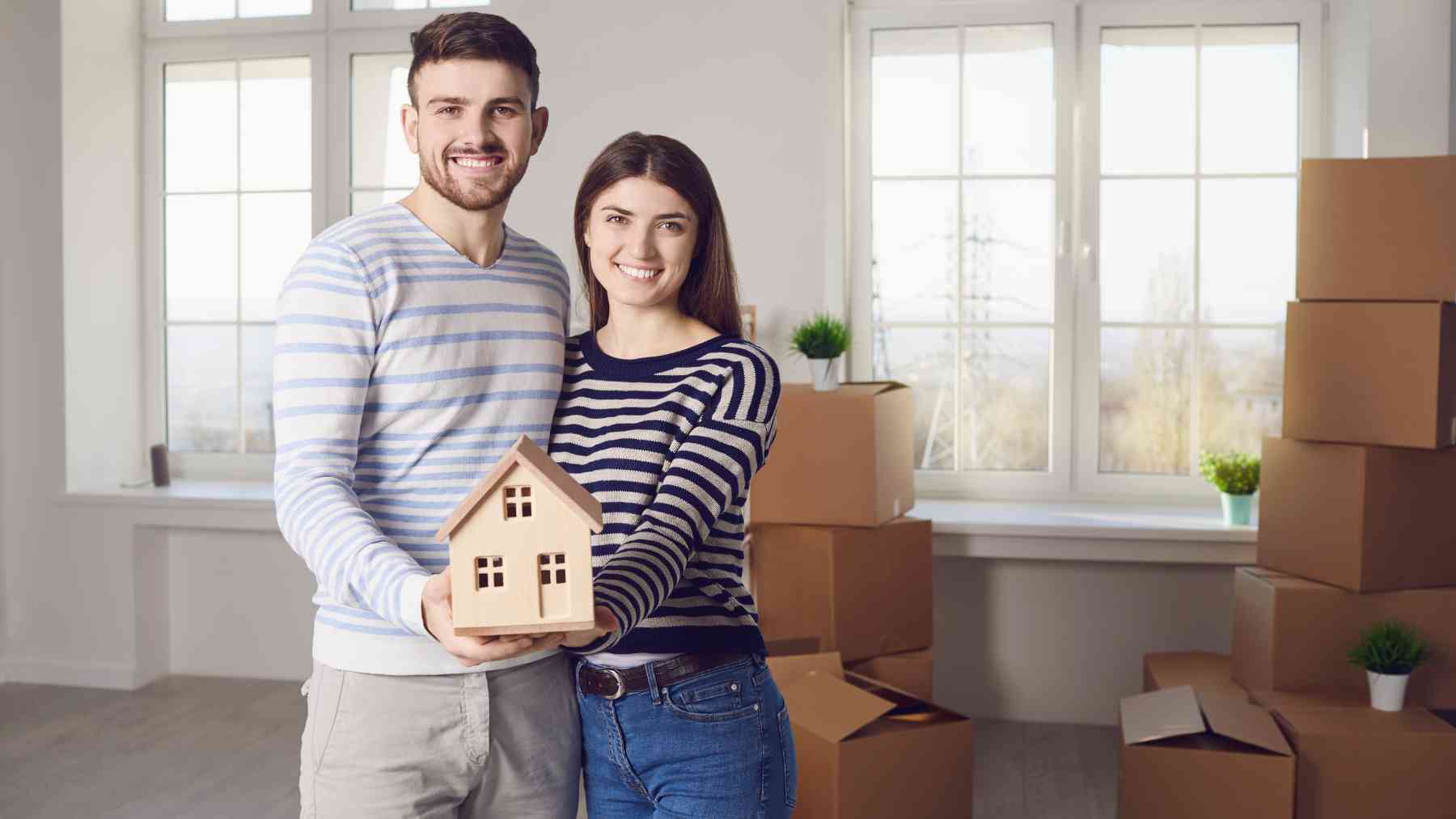 Dos jóvenes que han alquilado una vivienda.