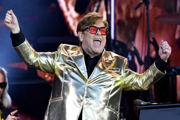 Elton John en un concierto en Londres