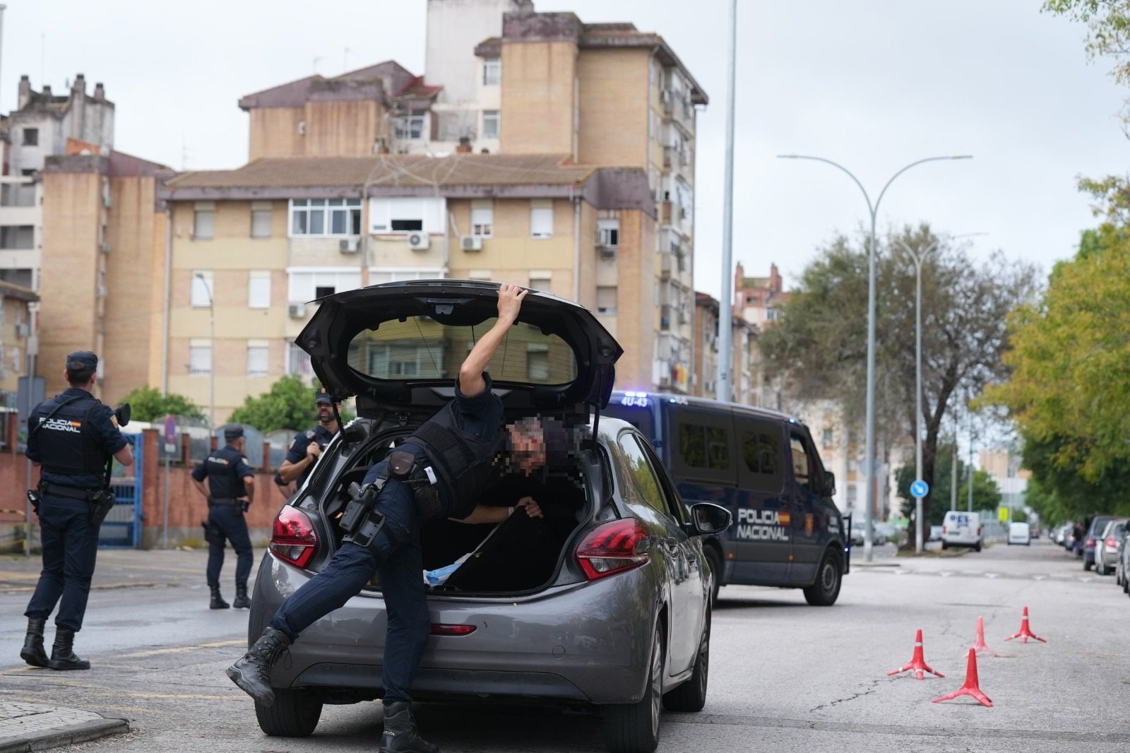 Despliegue policial de este miércoles en las Tres Mil Viviendas. (Foto: EP)