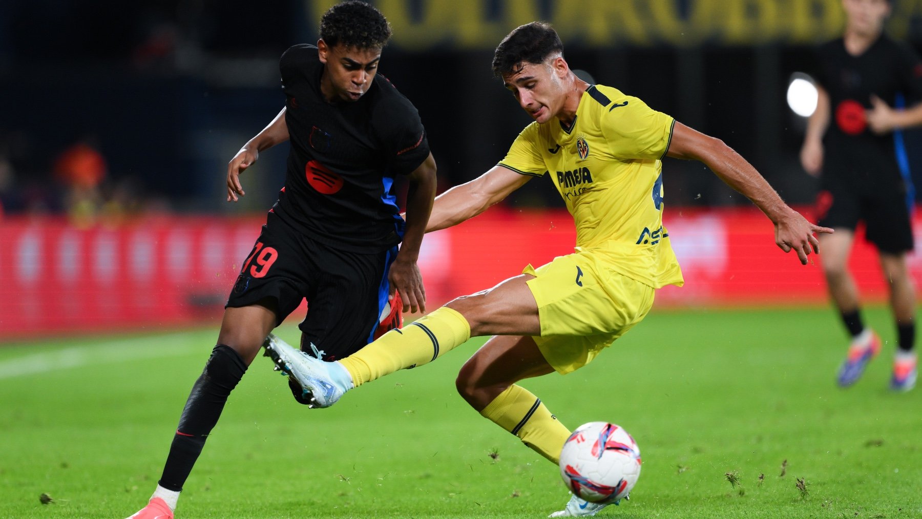 Lamine Yamal esquiva una entrada en la Liga. (Getty)