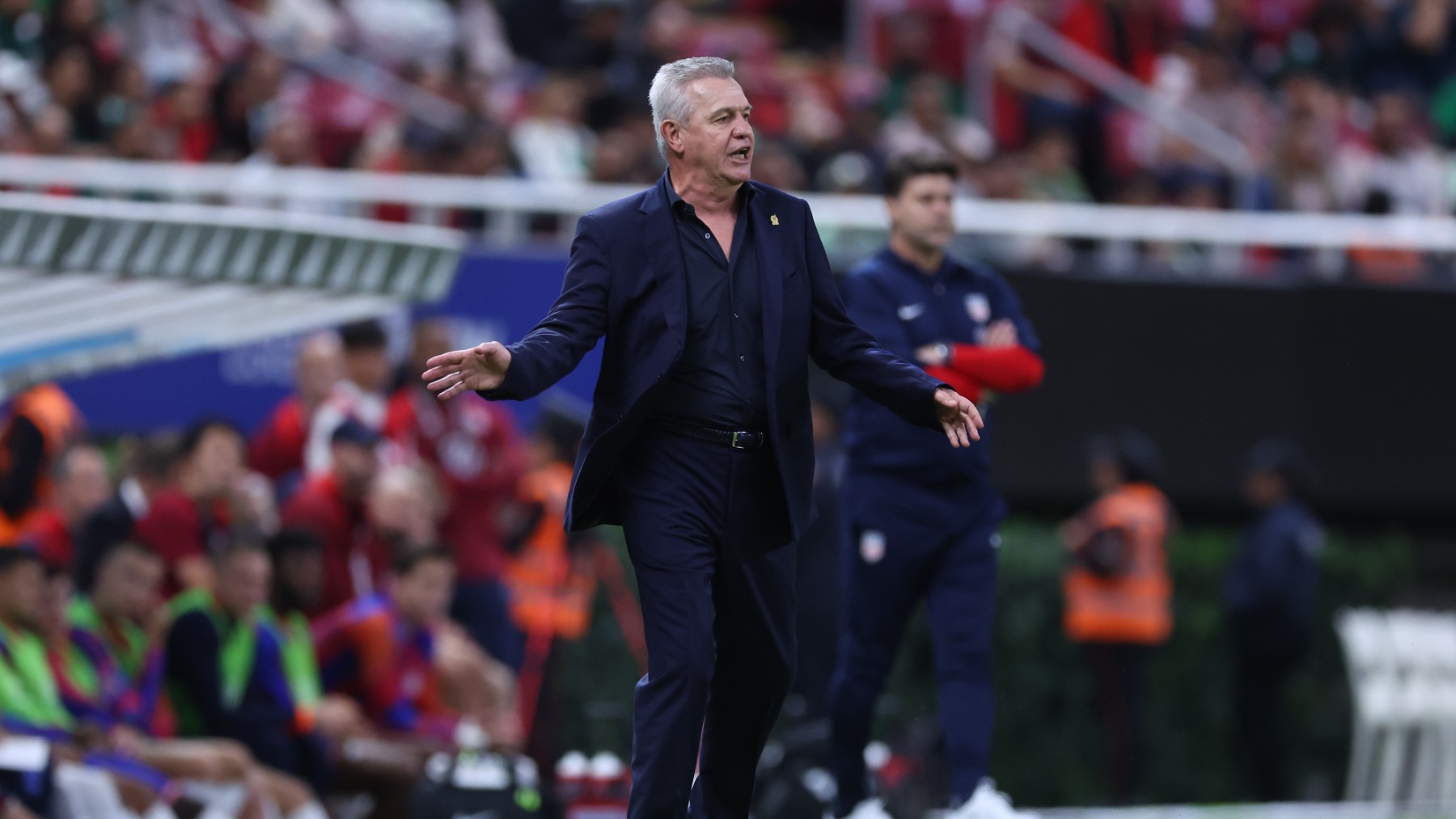 Javier Aguirre da indicaciones durante el partido entre México y Estados Unidos. (Getty)