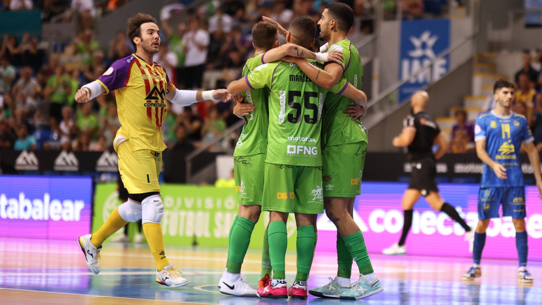 Los jugadores celebran un gol.