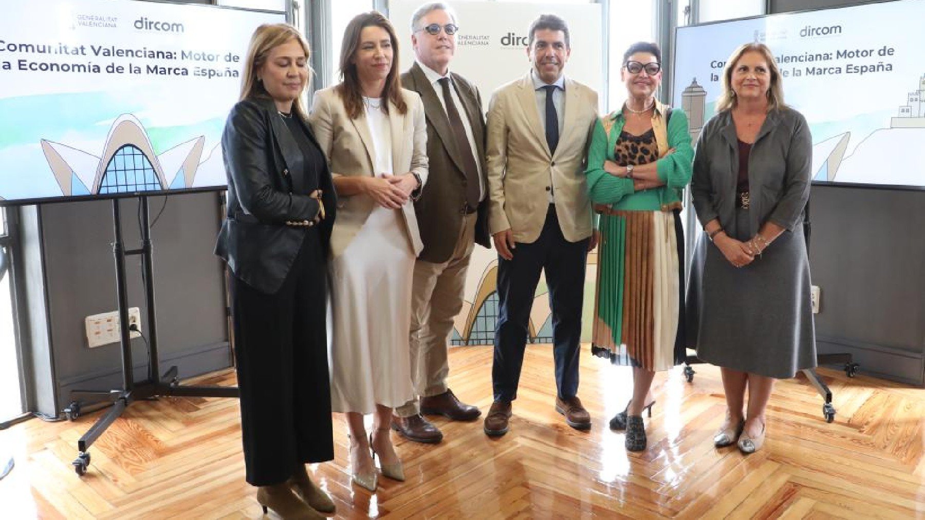 Mazón con representantes de la Asociación de Directores de Comunicación (DirCom).