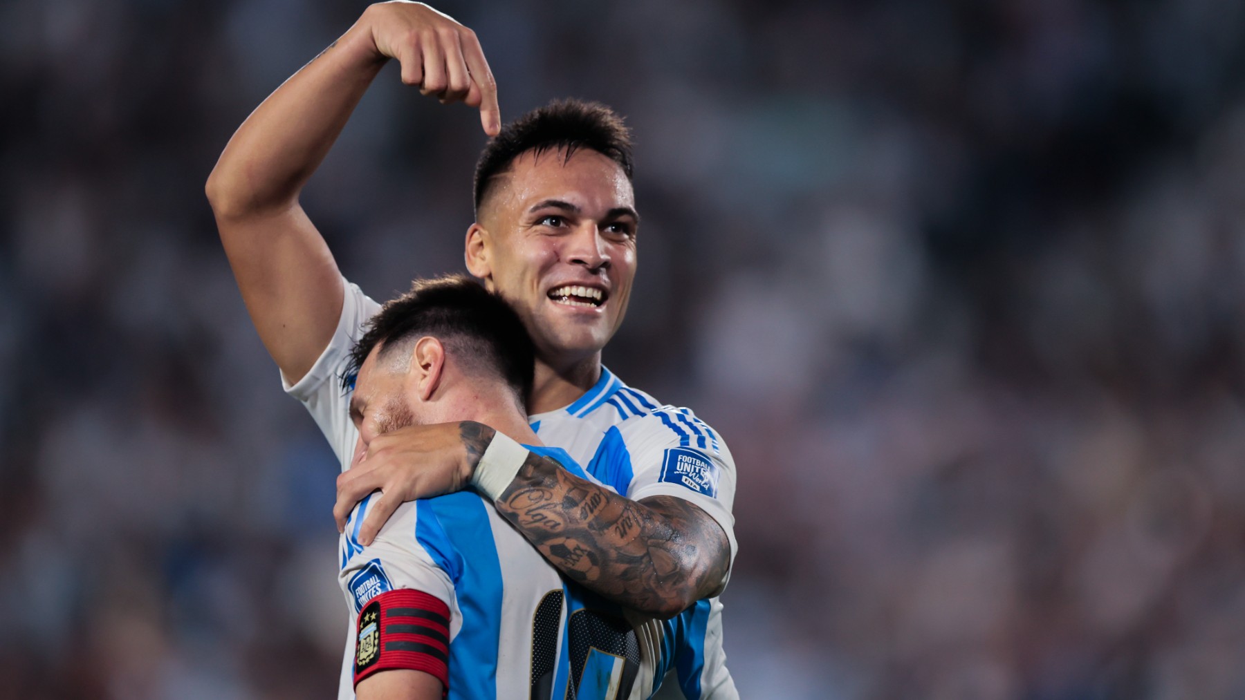 Lautaro Martínez celebra un gol con Messi. (EFE)