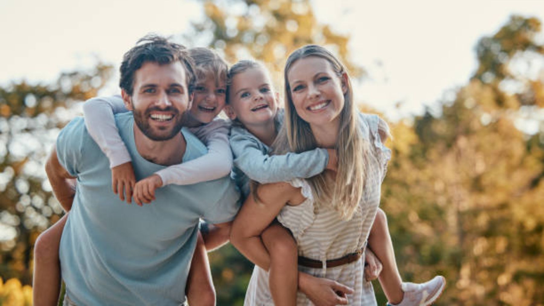 Familia con dos hijos.