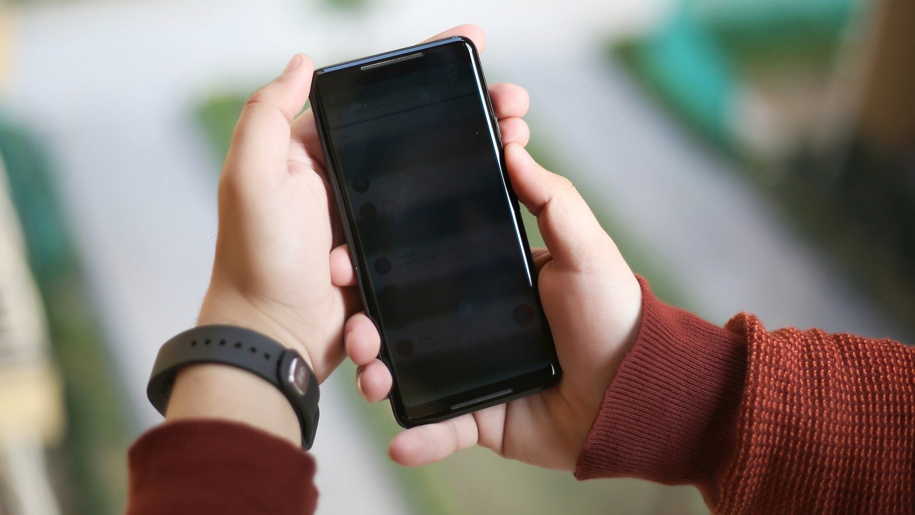 Persona sostiene un teléfono móvil.