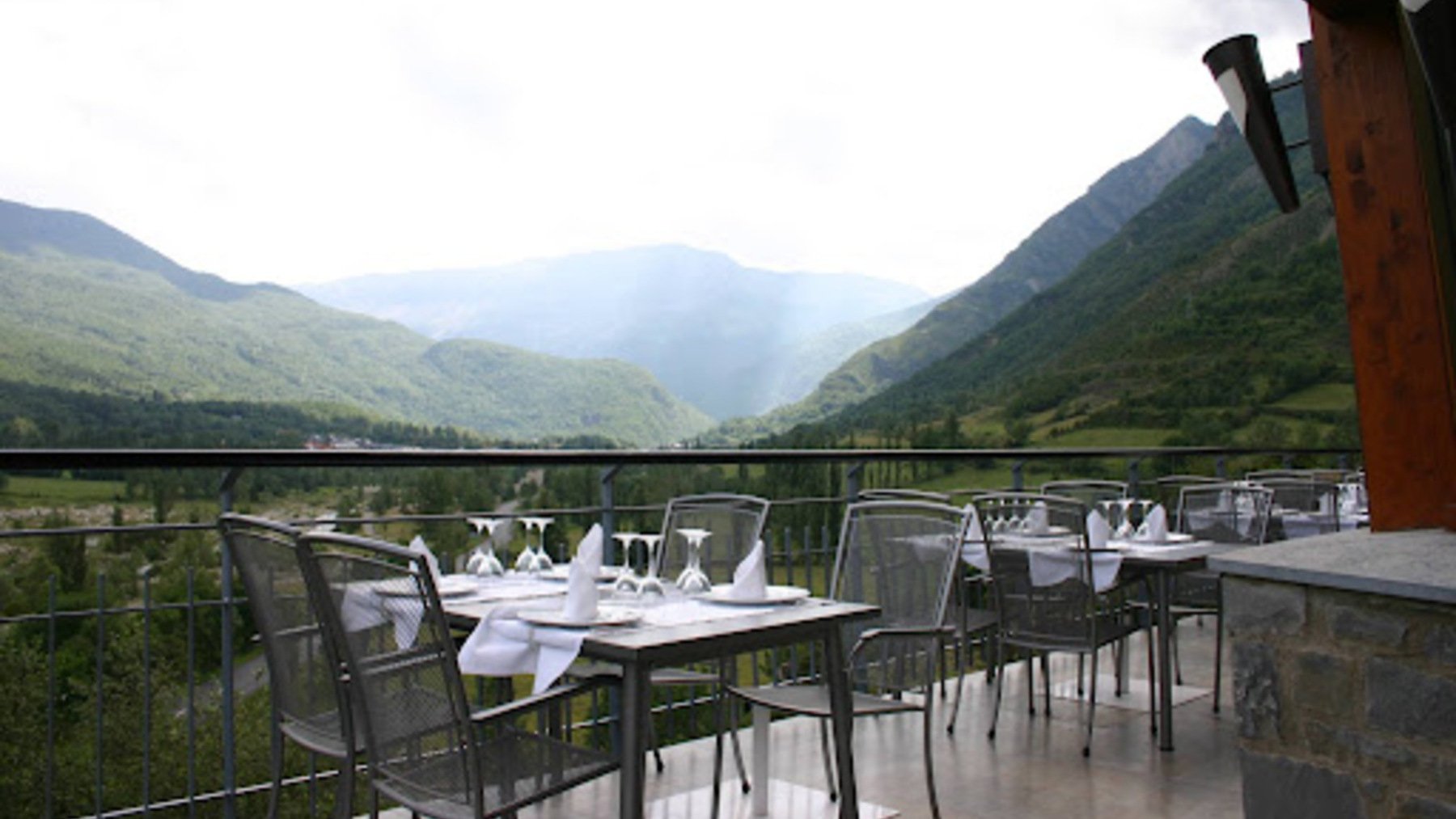 Terraza con vistas a los Pirineos. Foto: ‘La Llardana’.