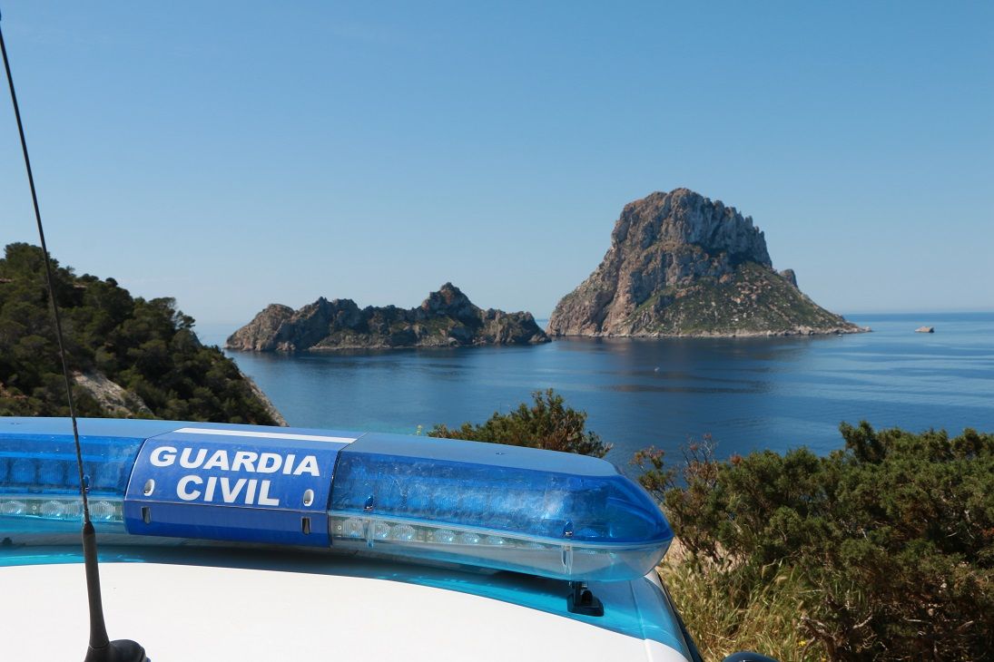 Dispositivo luminoso de un vehículo de la Guardia Civil en Ibiza.