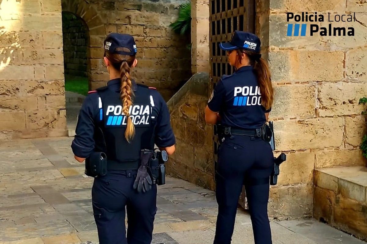 Dos agentes de la Policía Local de Palma.