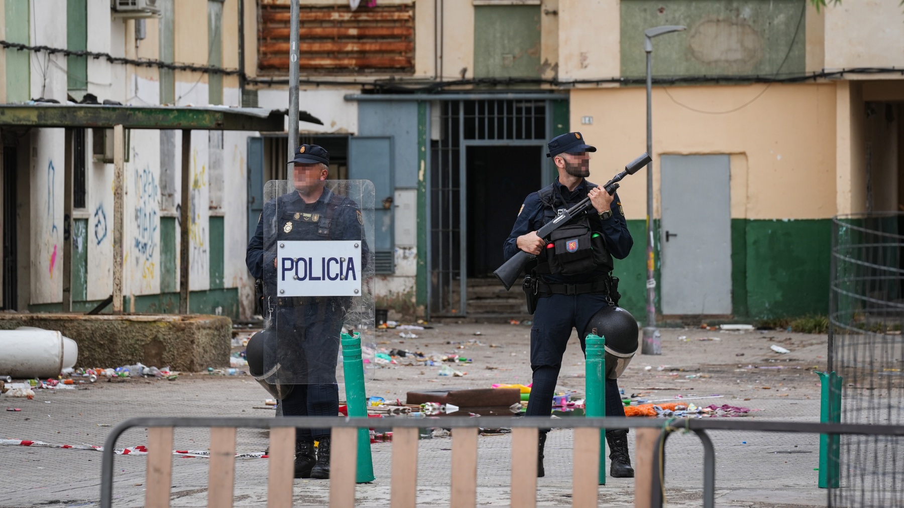 Efectivos de la Policía Nacional desplegados este miércoles en las Tres Mil Viviendas. (Foto: EP)