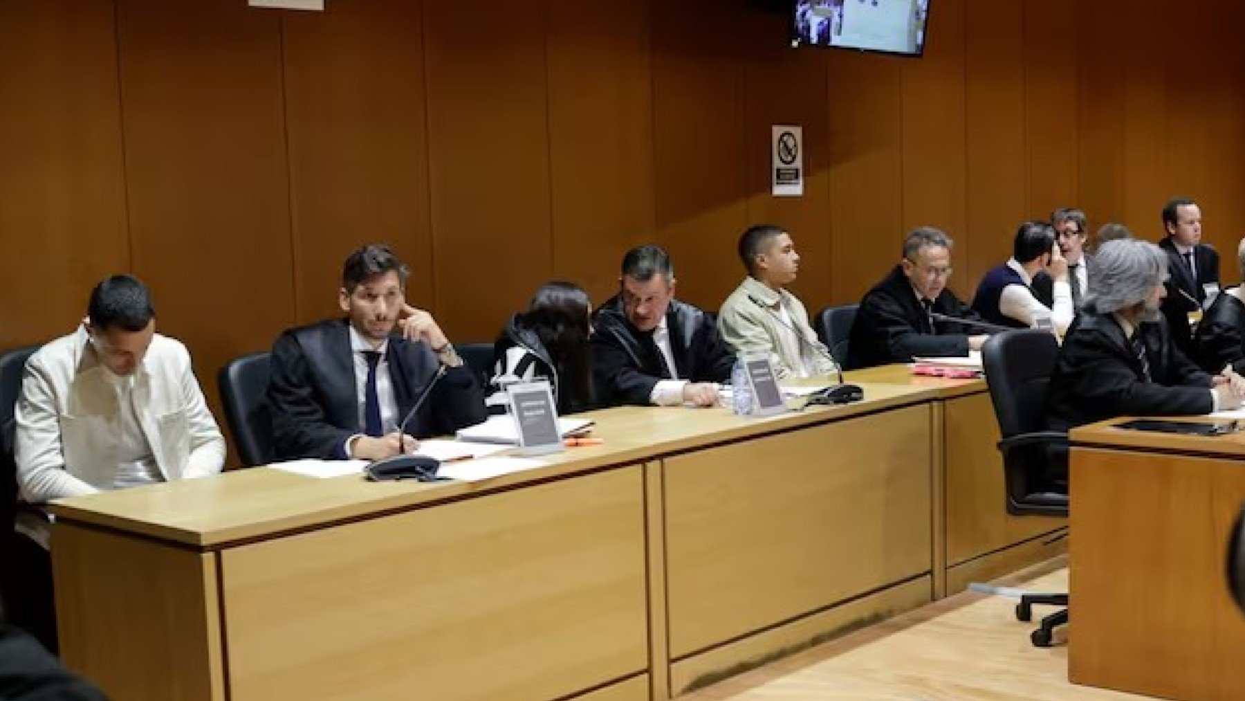 Los acusados de matar a Samuel Luiz con sus abogados durante el juicio. IMAGEN: EFE.