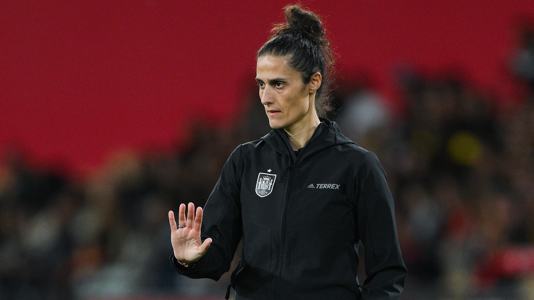 Montse Tomé da instrucciones a sus jugadoras durante un entrenamiento. (Getty)