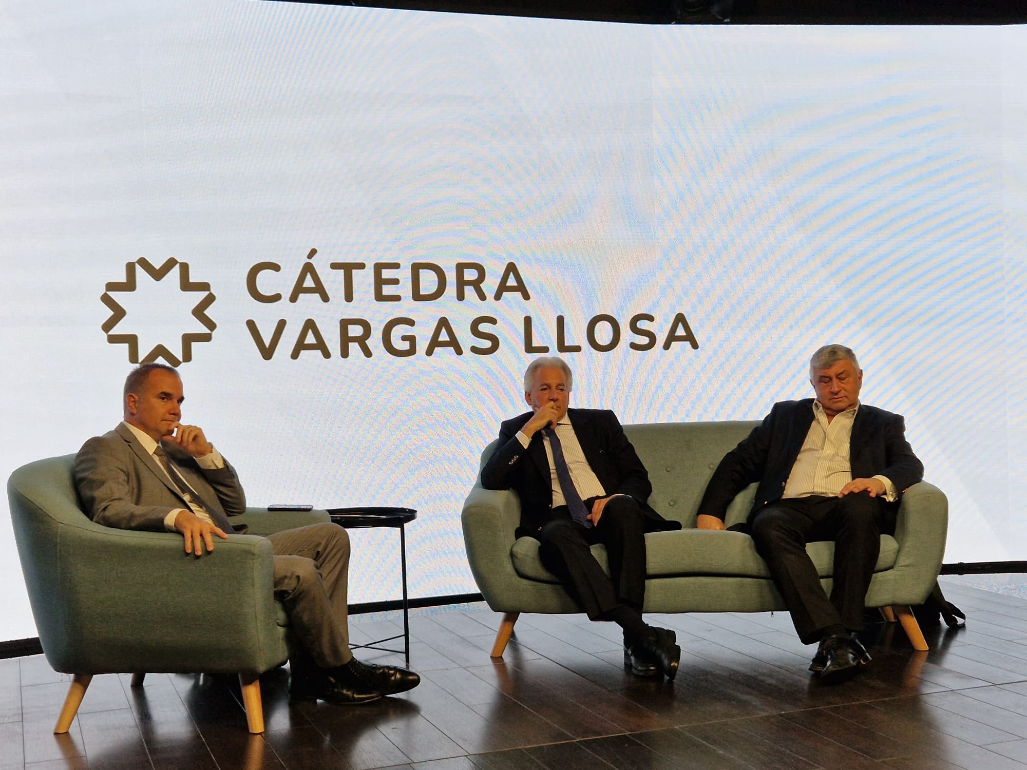 Raúl Tola, Álvaro Vargas Llosa y Gerardo Bongiovanni durante la presentación de la Cátedra Vargas Llosa.