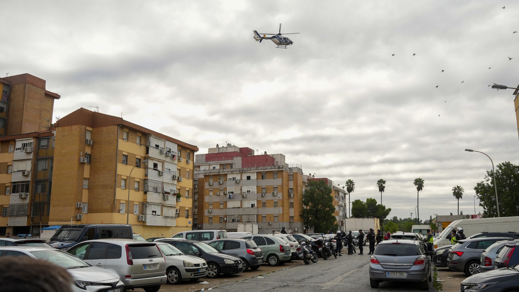 Helicóptero sobrevolando este viernes las Tres Mil Viviendas de Sevilla.