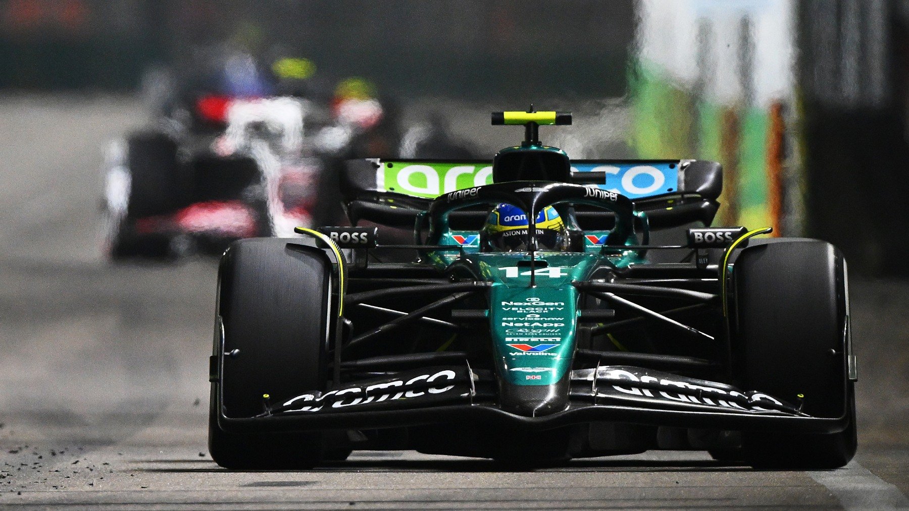 Fernando Alonso corre en el circuito de Marina Bay. (Getty)